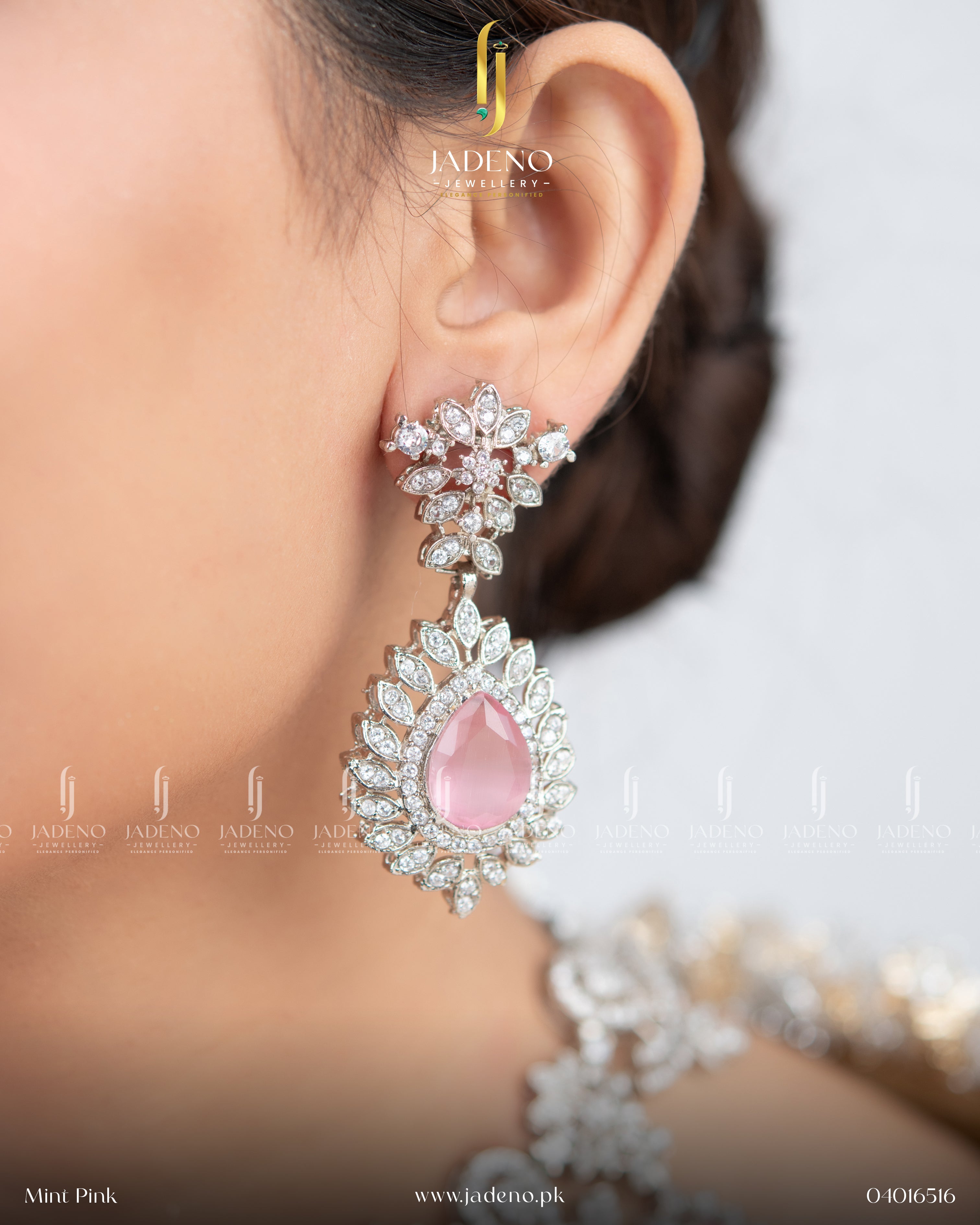 Double Layered Dazzling Necklace Set with Tika
