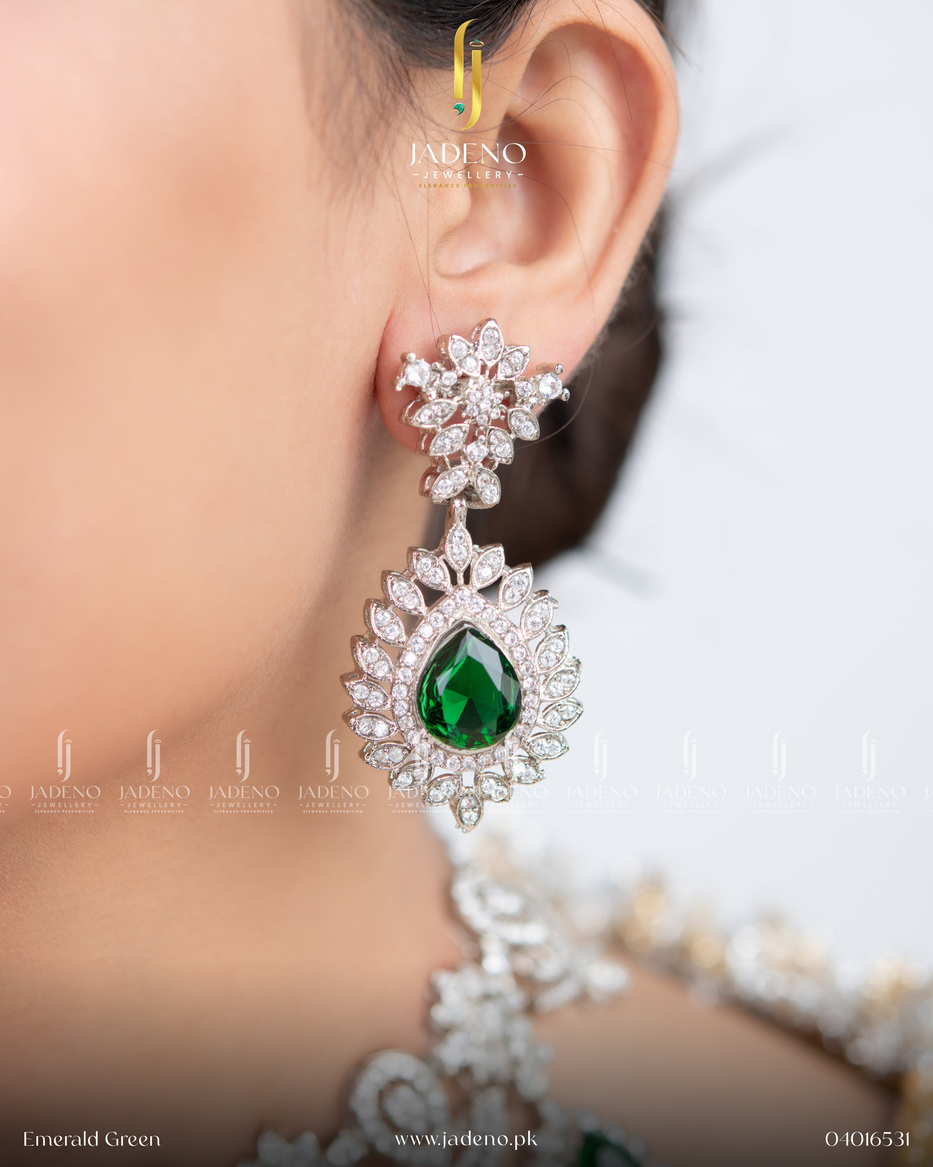 Double Layered Dazzling Necklace Set with Tika