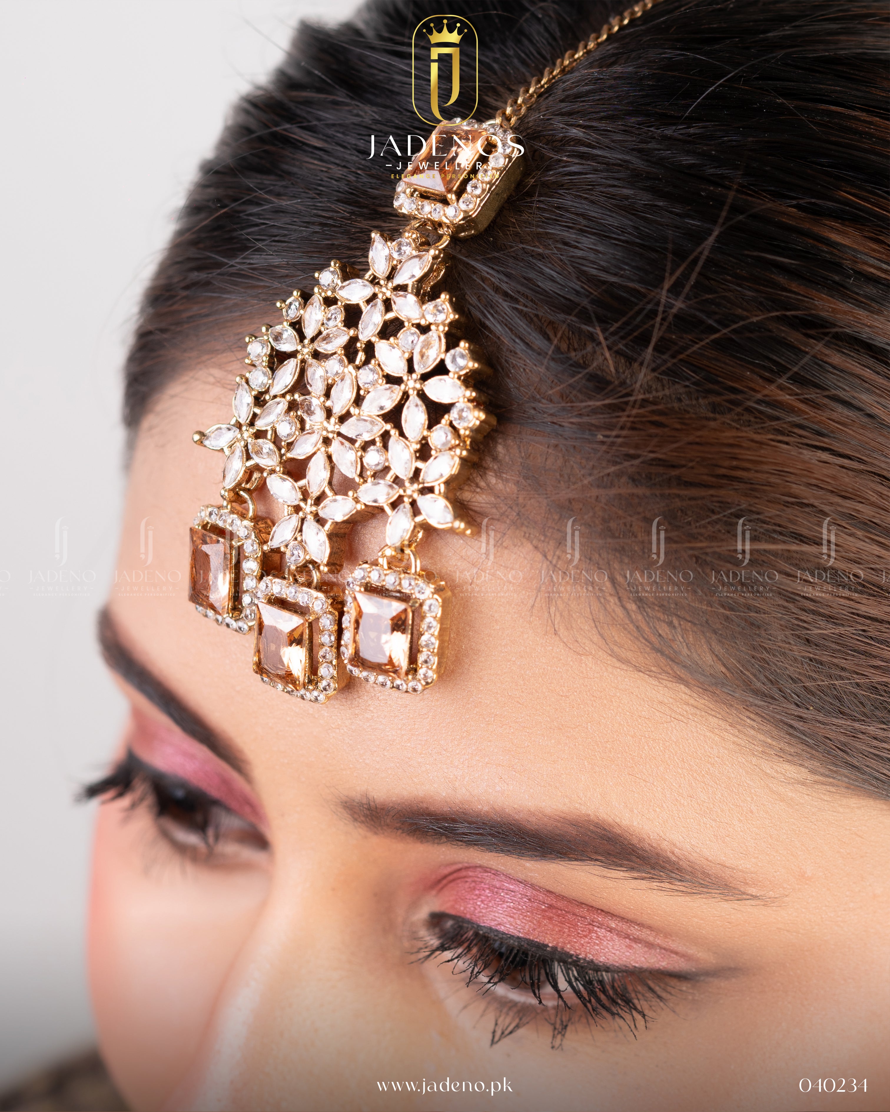The Taj-e-Noor Set With Tika Golden