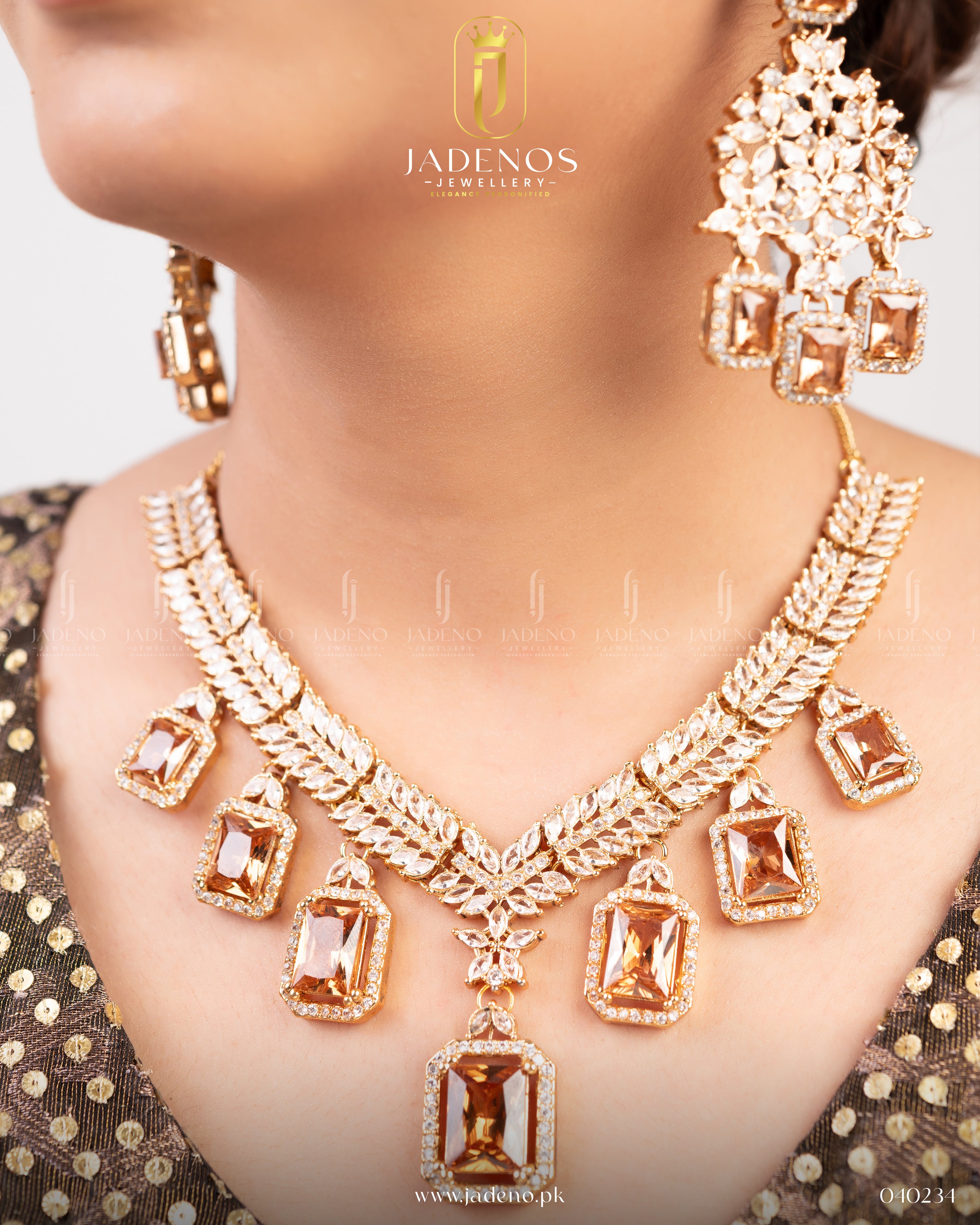 The Taj-e-Noor Set With Tika Golden