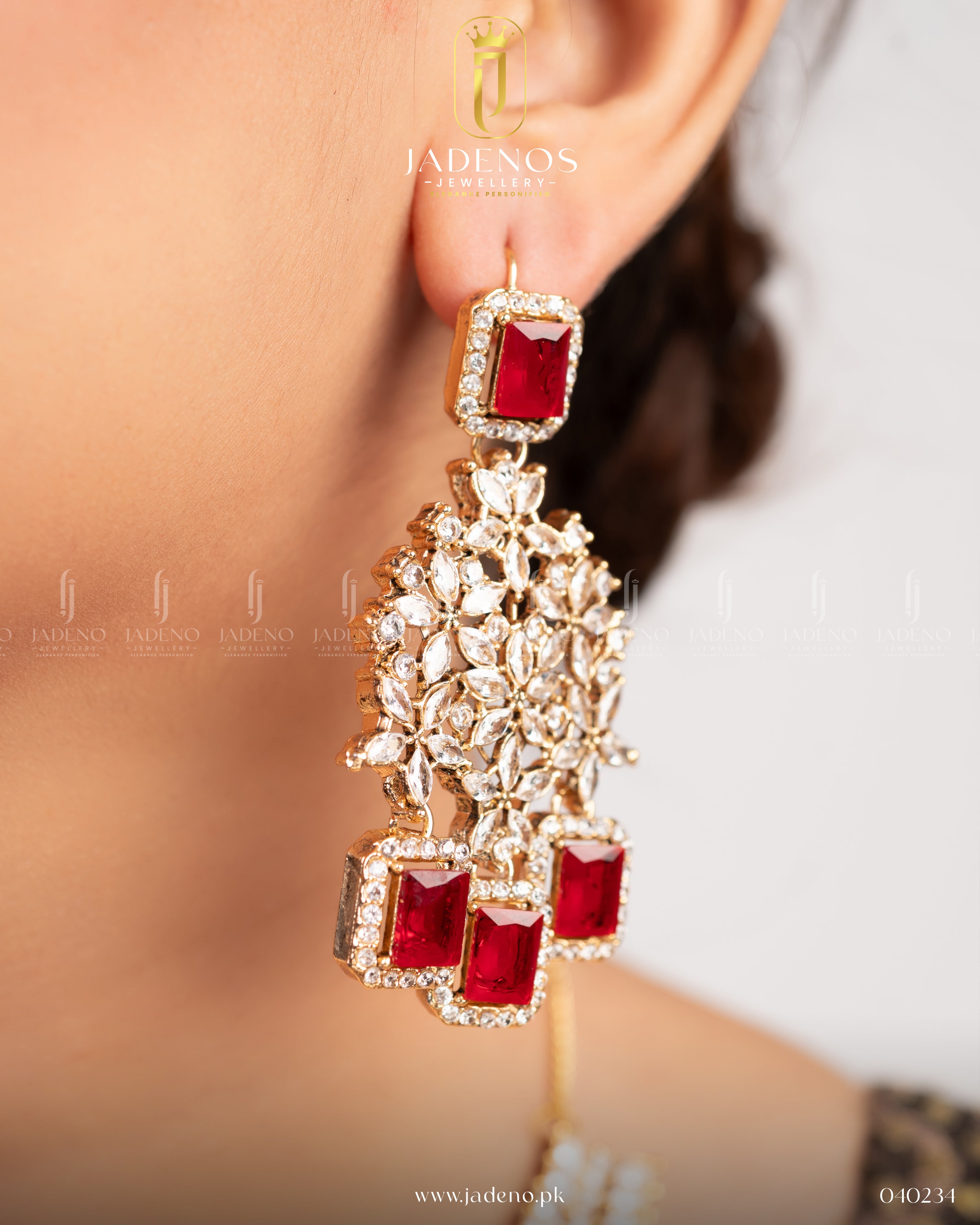 The Taj-e-Noor Set With Tika Golden
