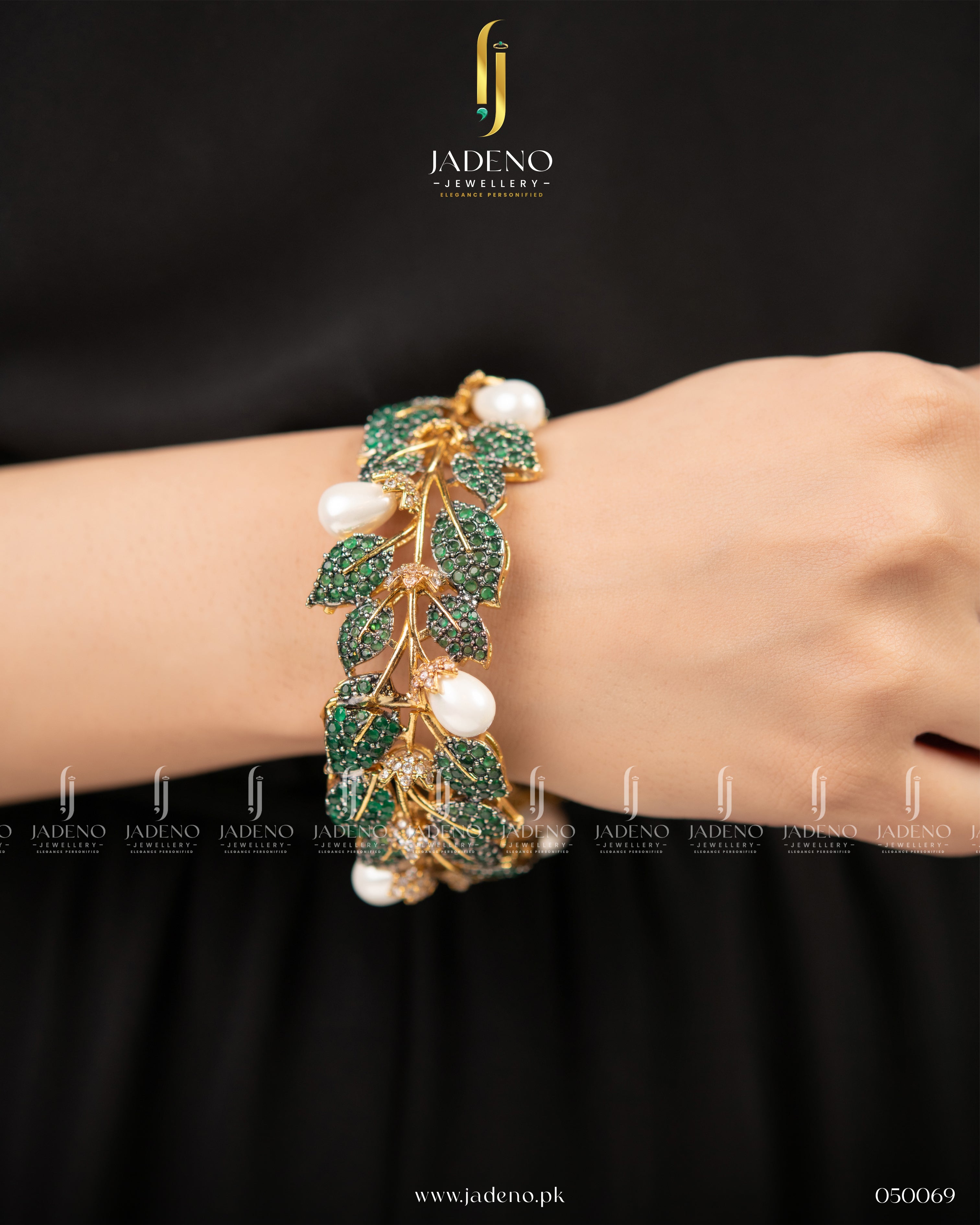 Elegant Design Zirca Jadao Openable Bangle (Single Piece)