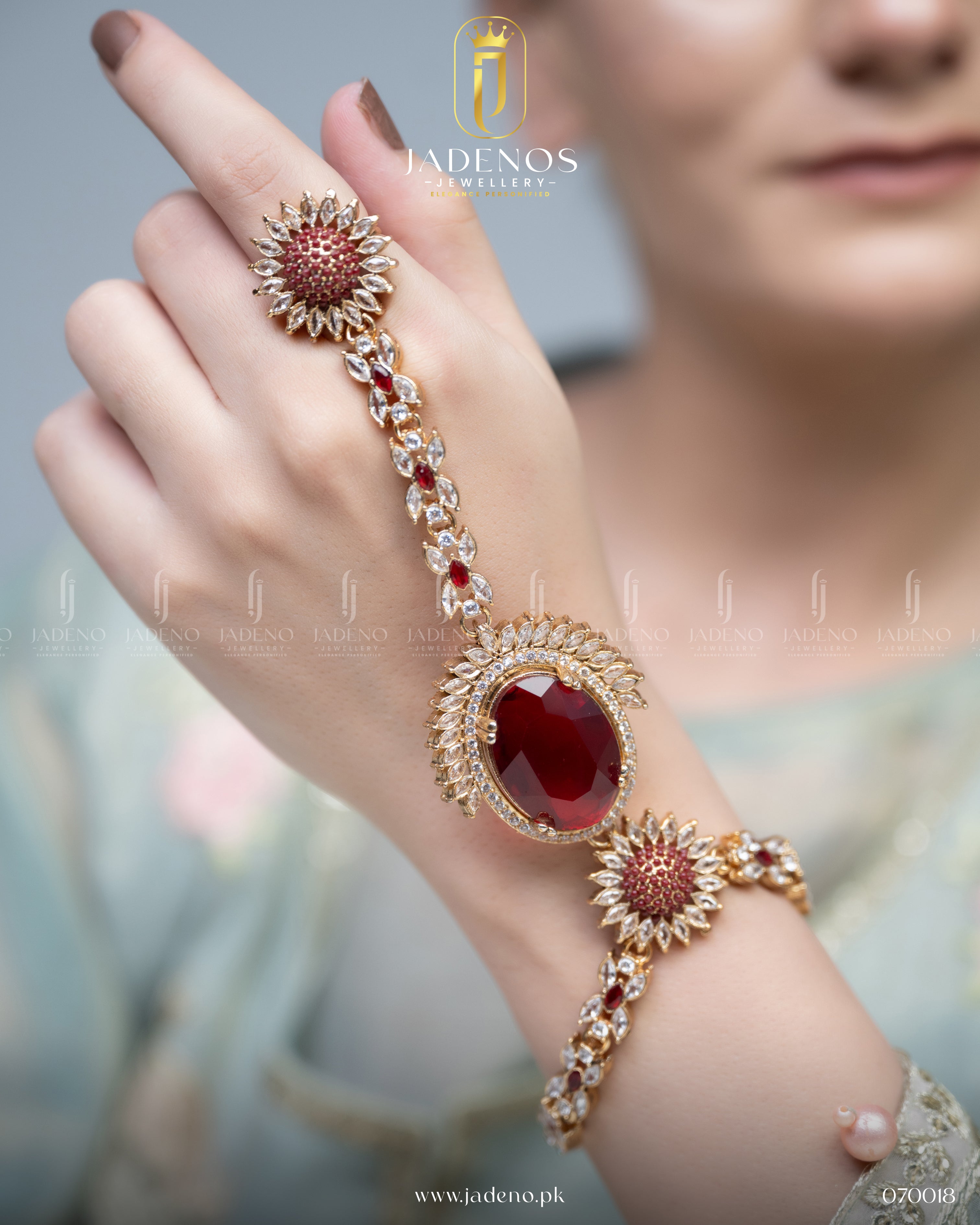 The Royal Aura Modern Anja