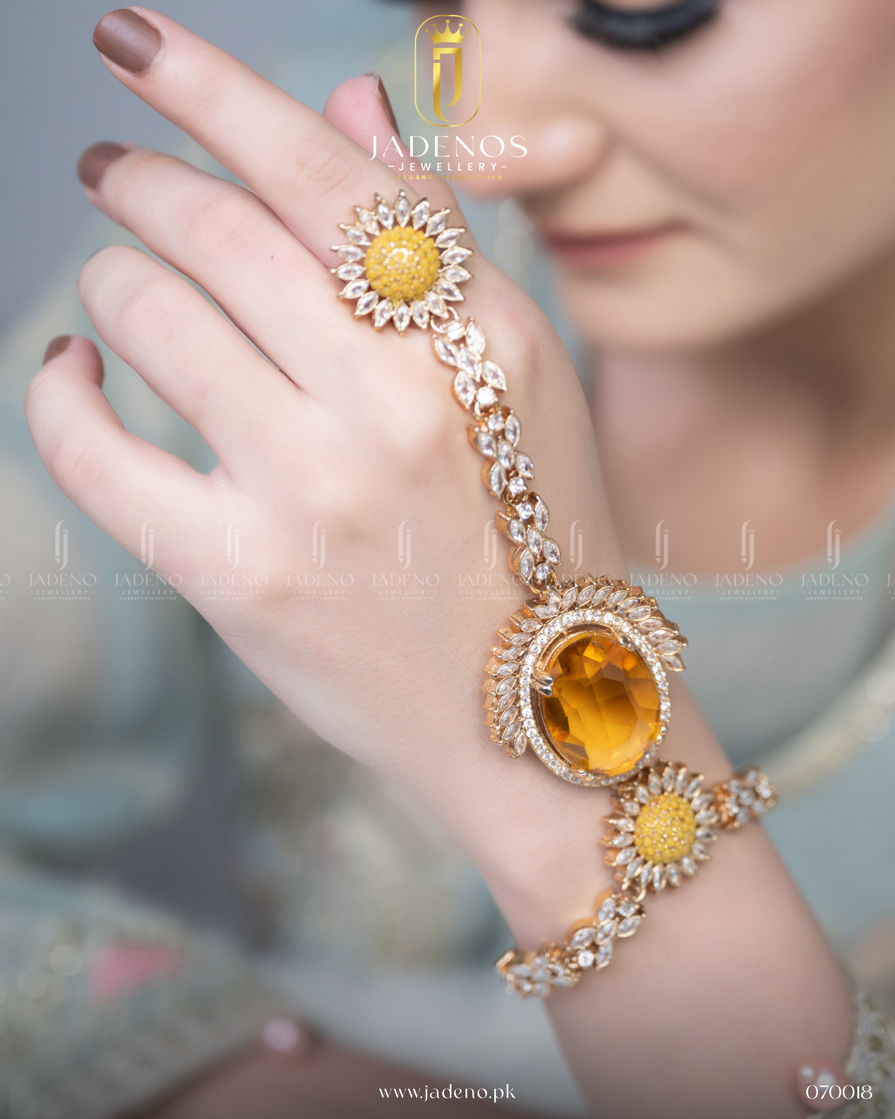 The Royal Aura Modern Anja