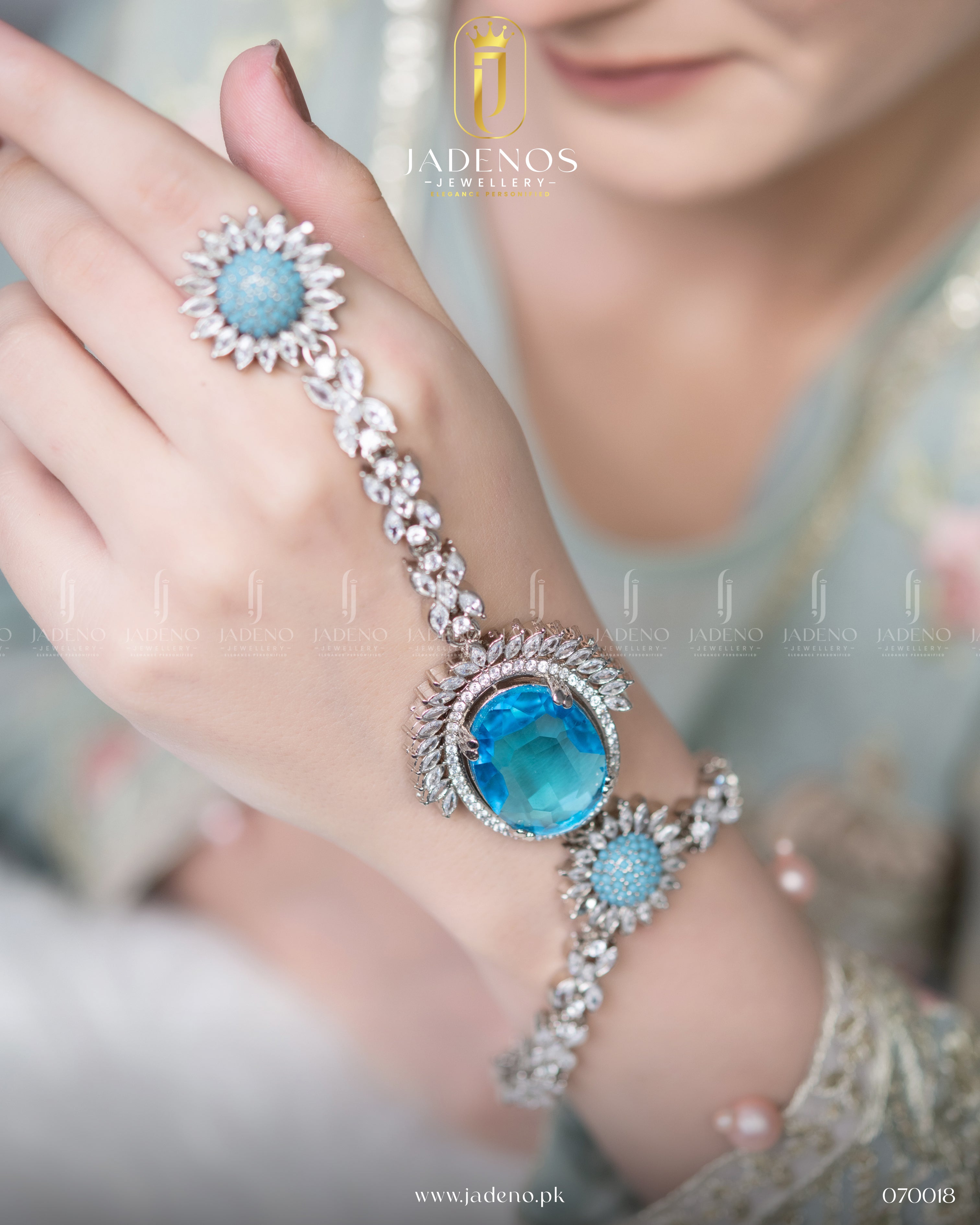 The Royal Aura Modern Anja