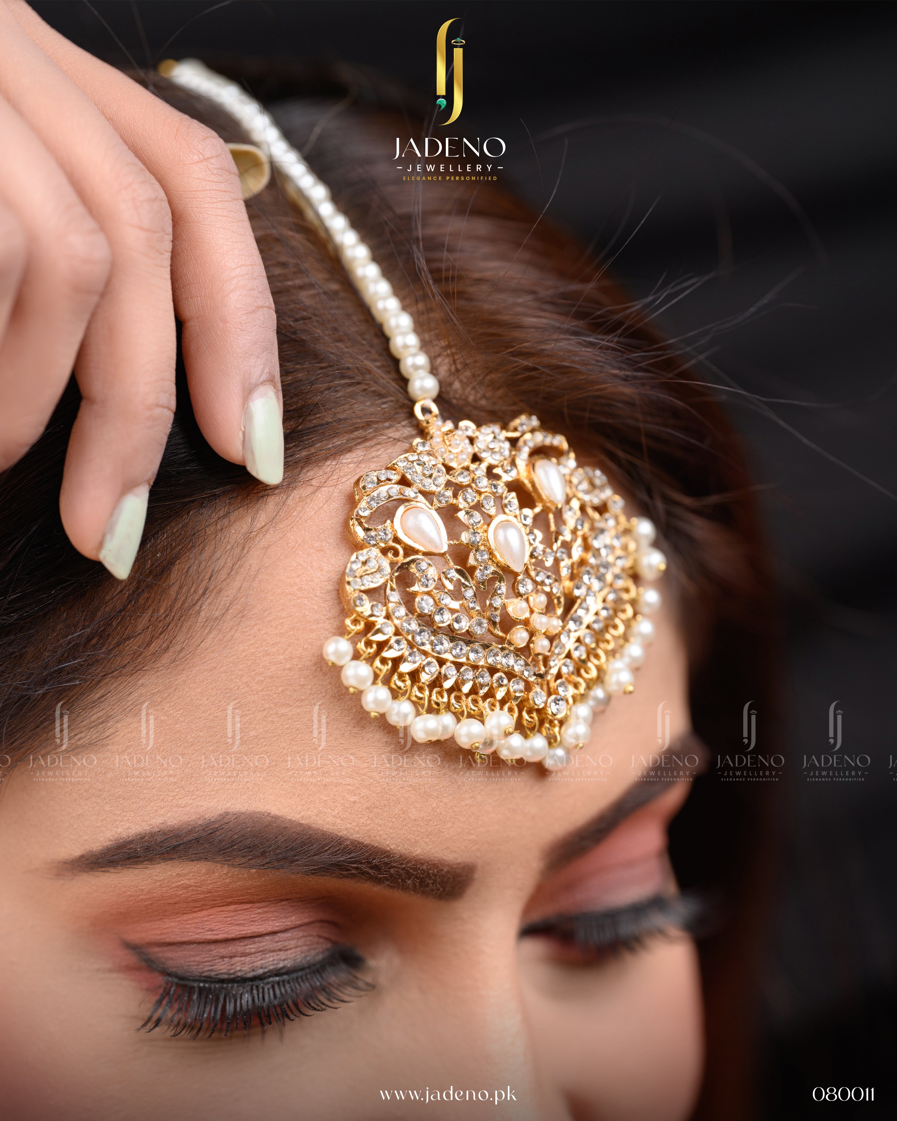 Classy Earrings with Maang Tikka