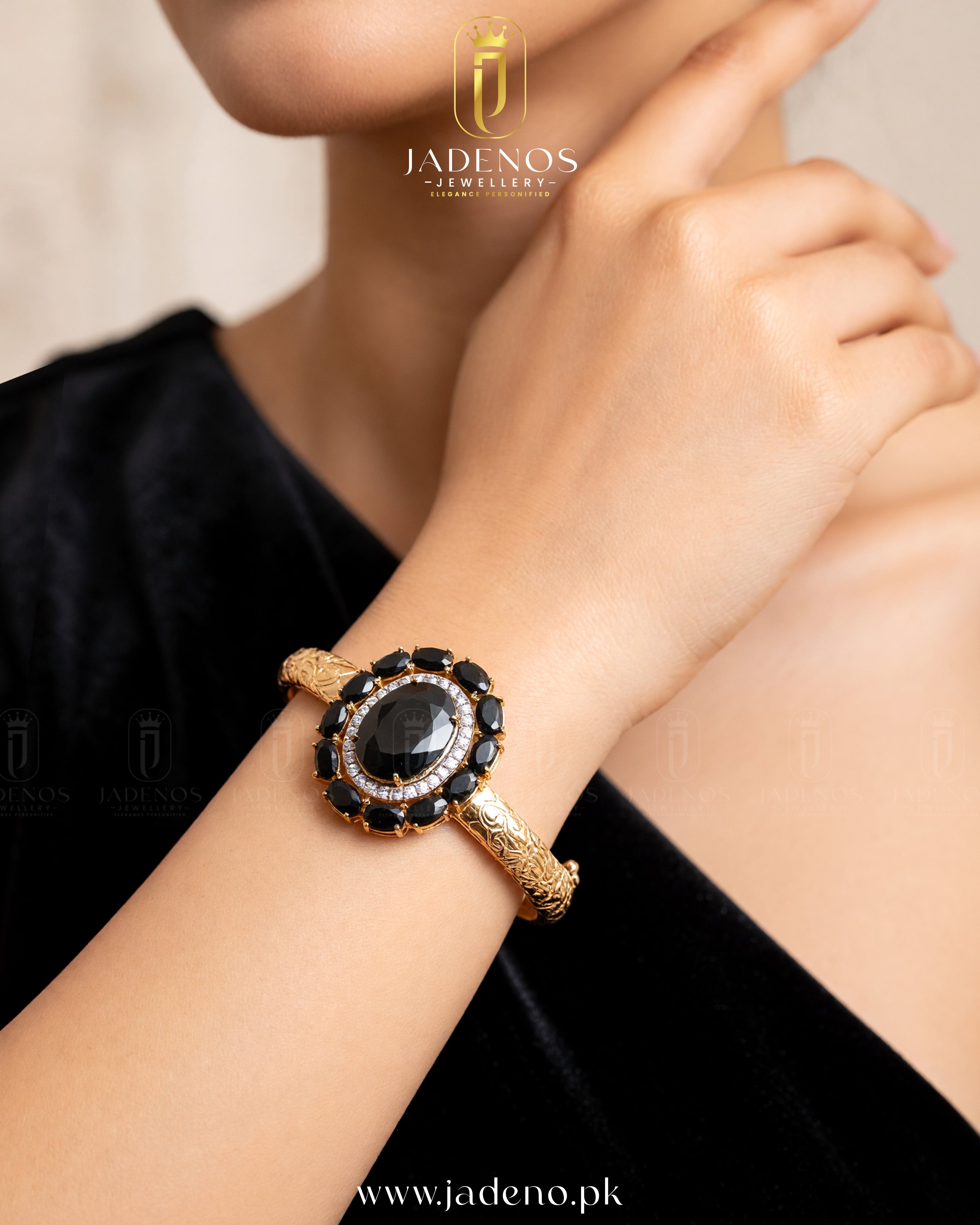 The Noir Majesty Openable Bracelet