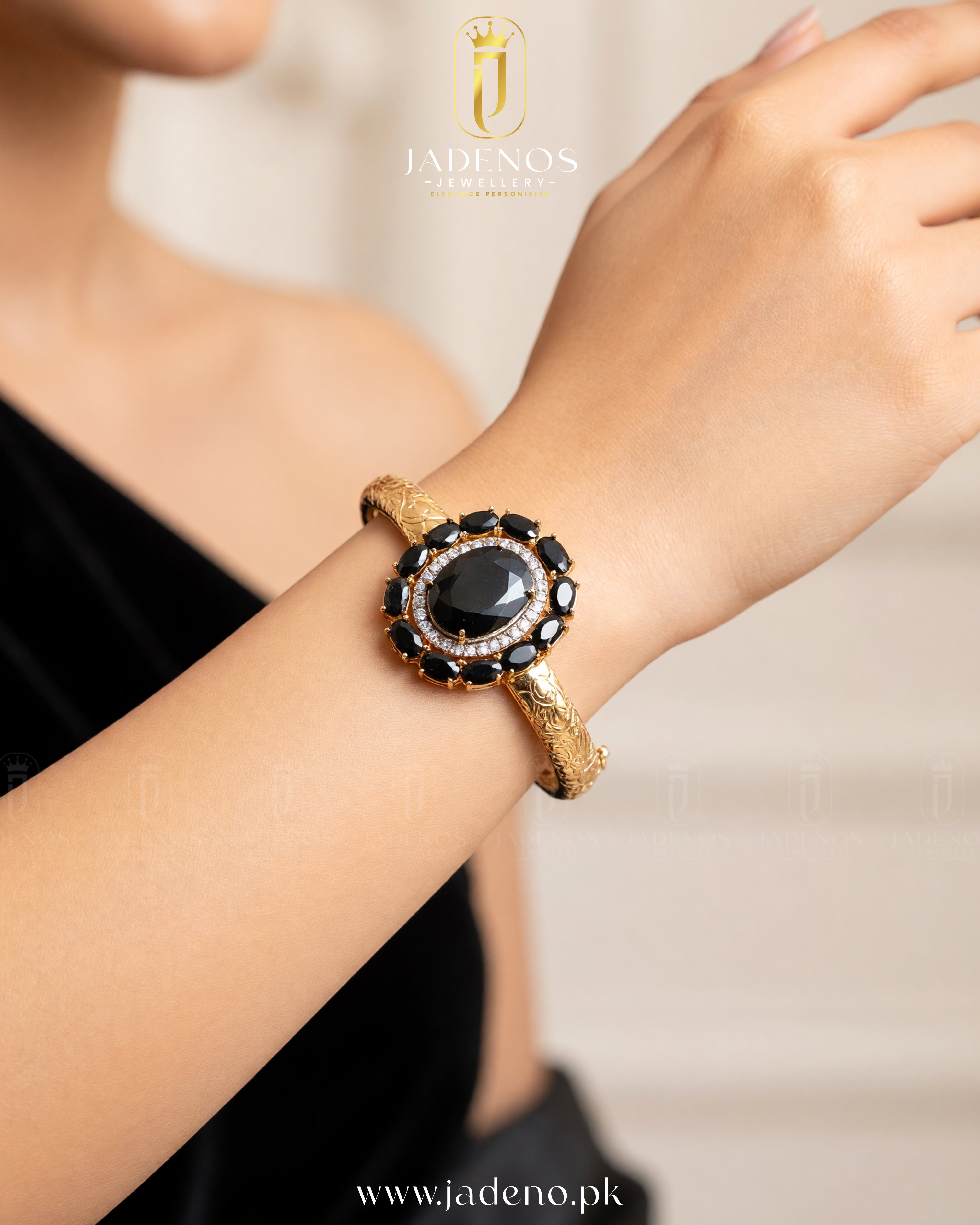 The Noir Majesty Openable Bracelet