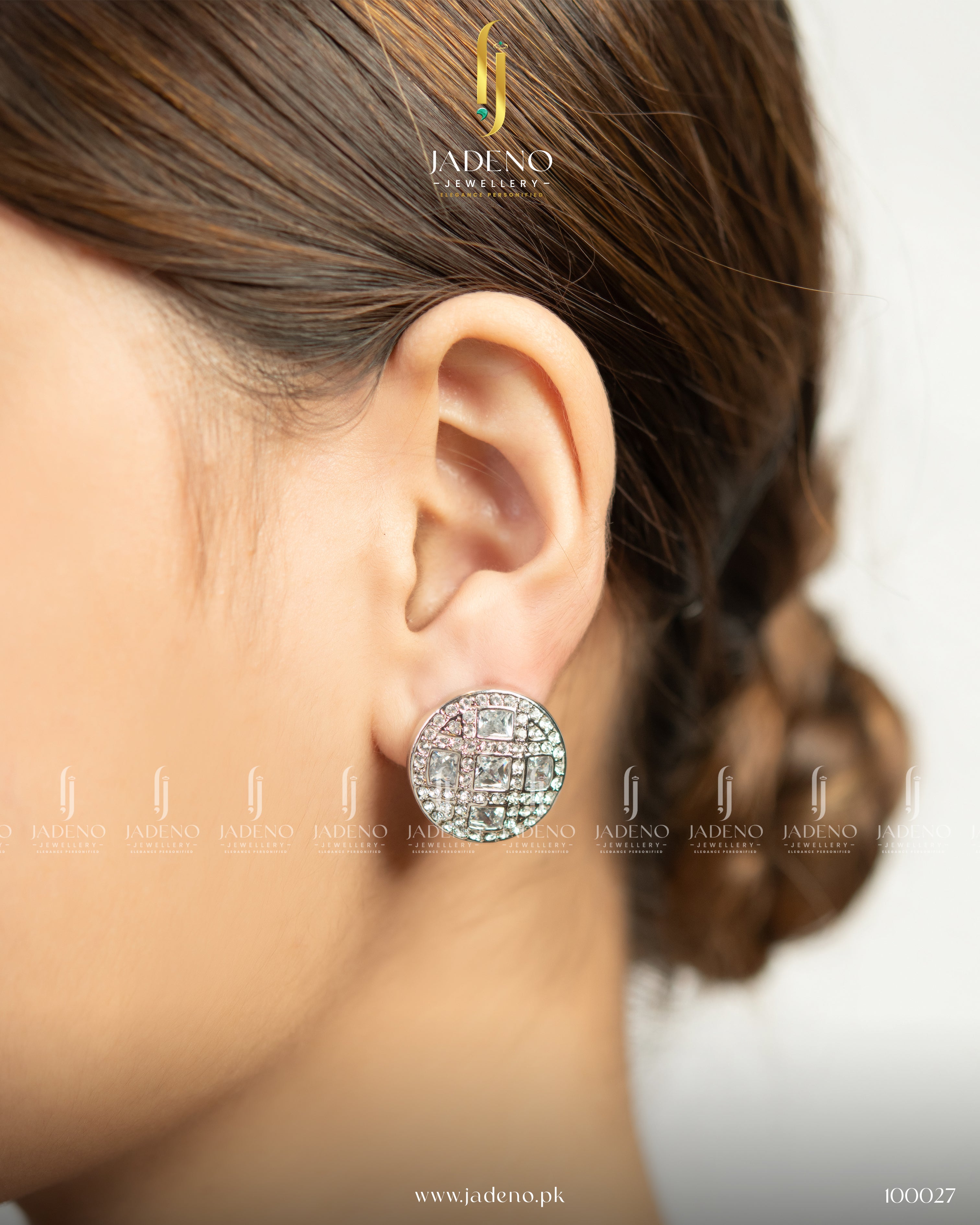 Jadeno's Circular Diamond Pendant Set