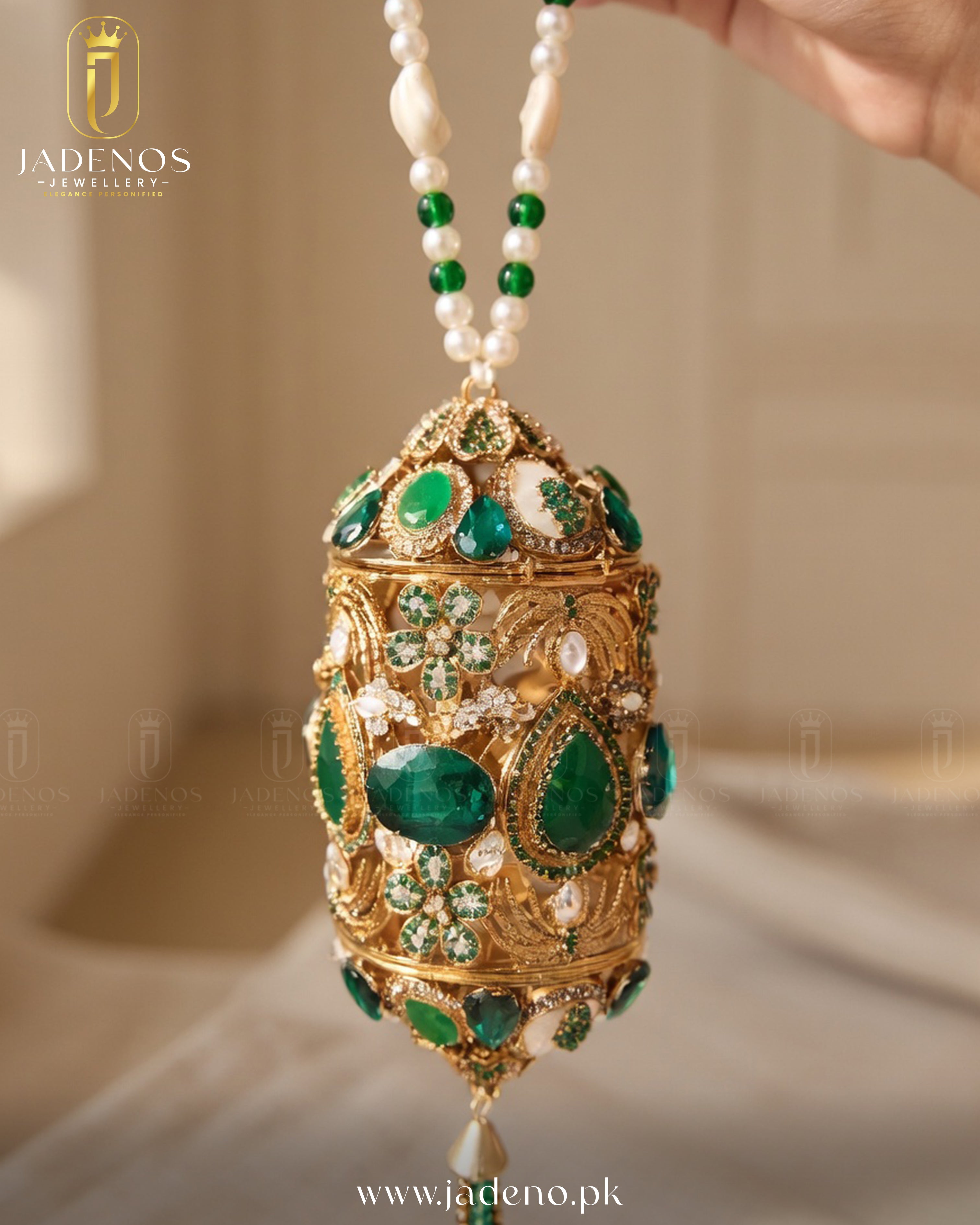The Noor-e-Zamurrd Clutch