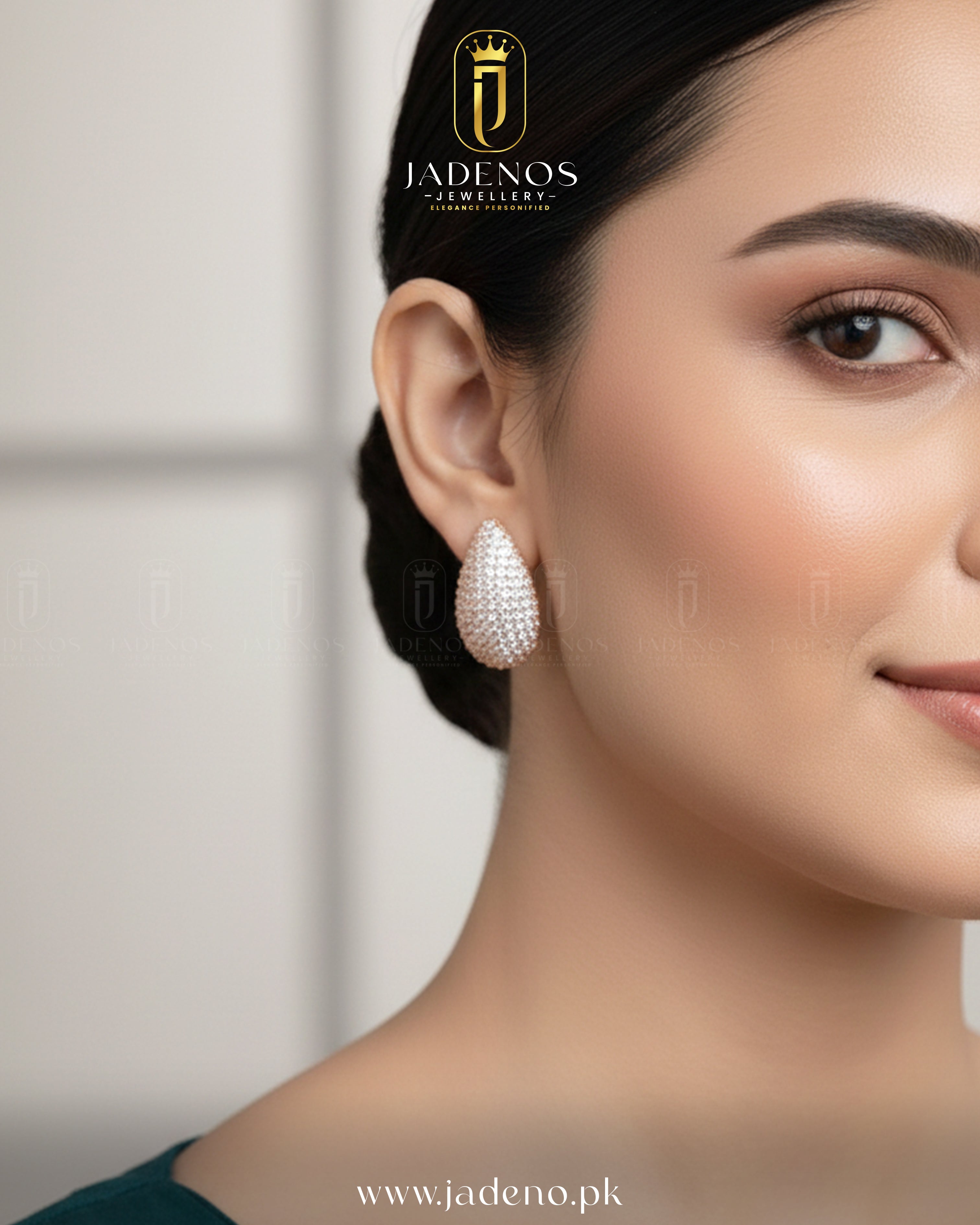 The Moonlit Sovereign Pendant Set