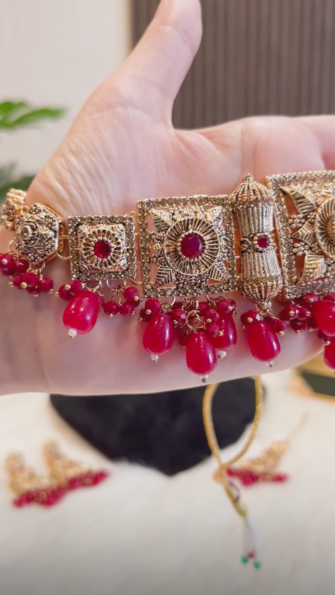 Noor-e-Ronaq Choker Set with Tika