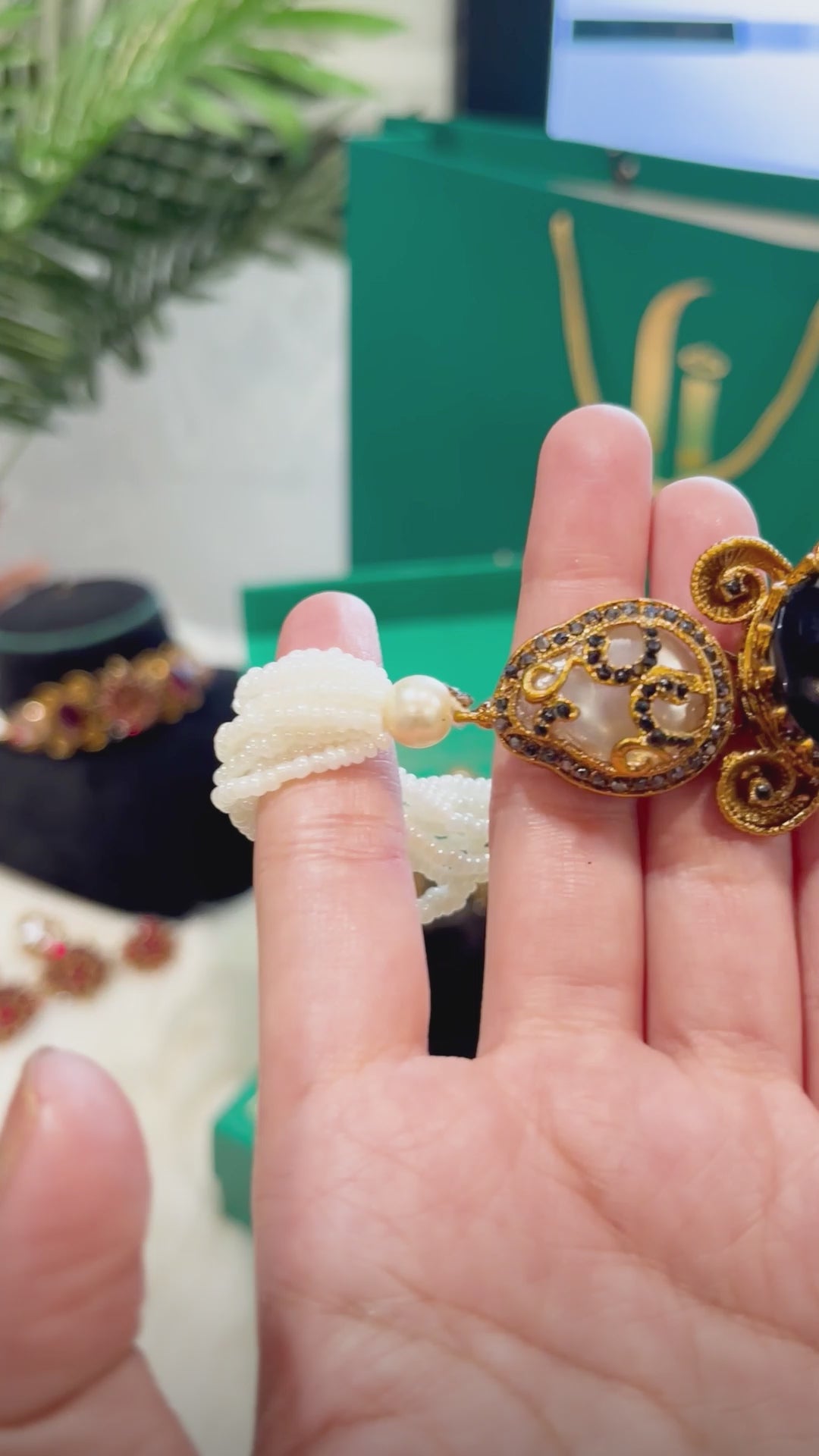 The Mehwar-e-Zar Choker Set